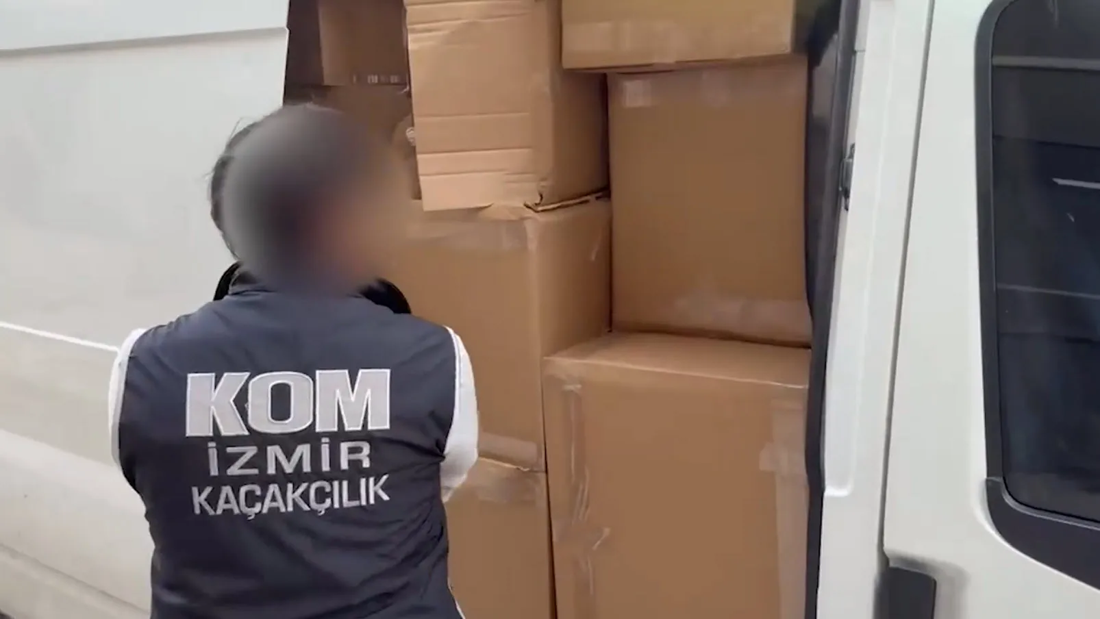 Bornova sokaklarında şüpheli minibüs: Milyonluk kaçak tütün operasyonu