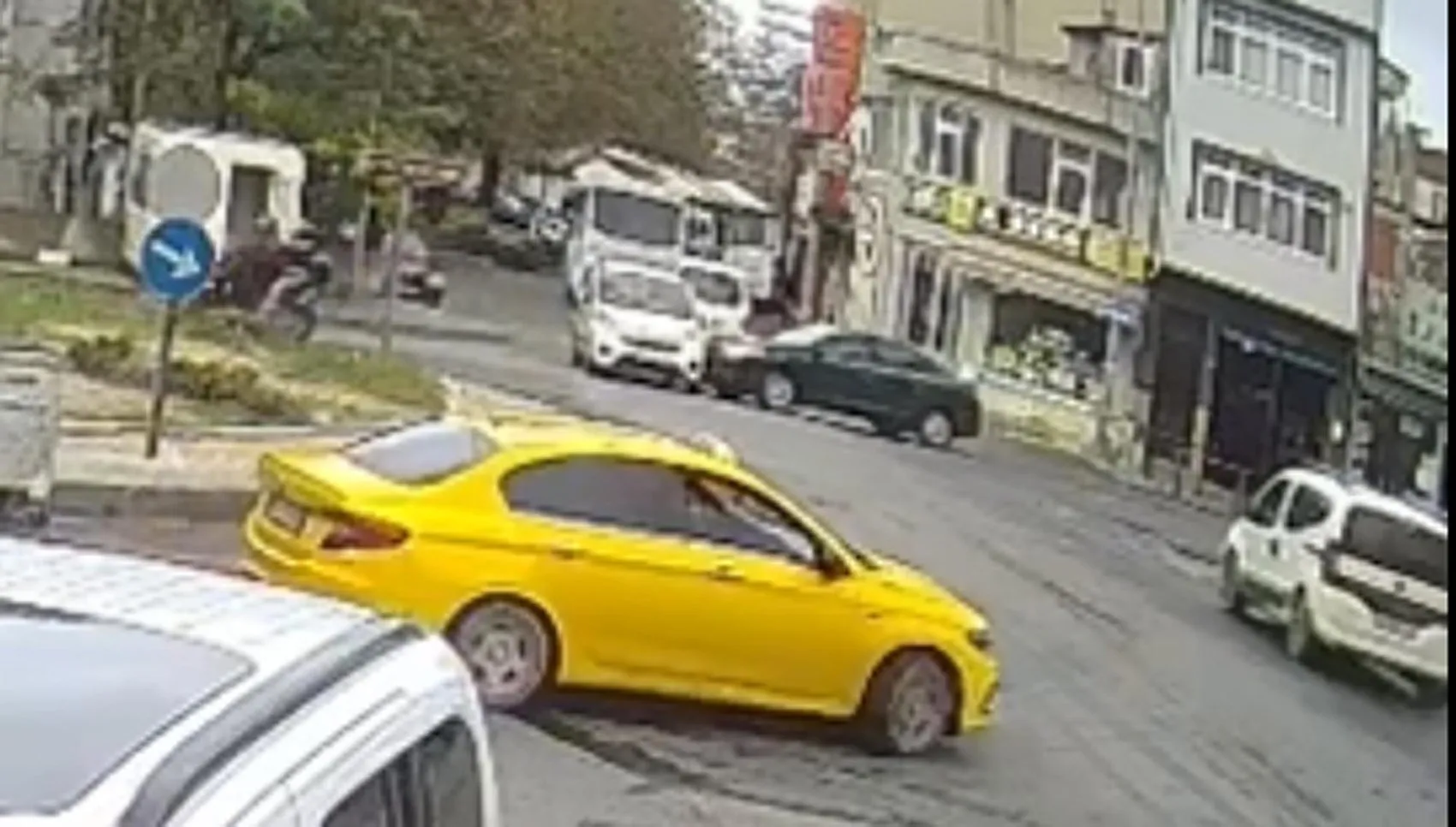 Çorlu'da korku dolu anlar: Güvenlik kamerasına yansıyan kazada minik çocuk yaralandı