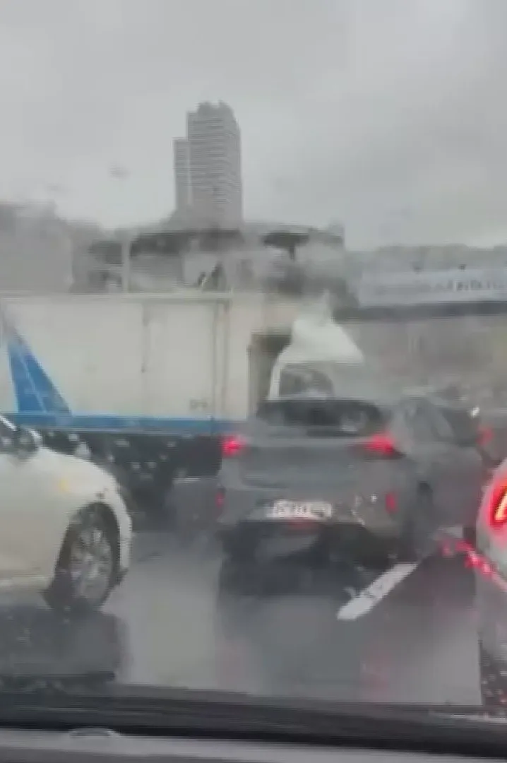Haramidere hattında yağmur kazayı beraberinde getirdi: Metrobüs yolu kilitlendi