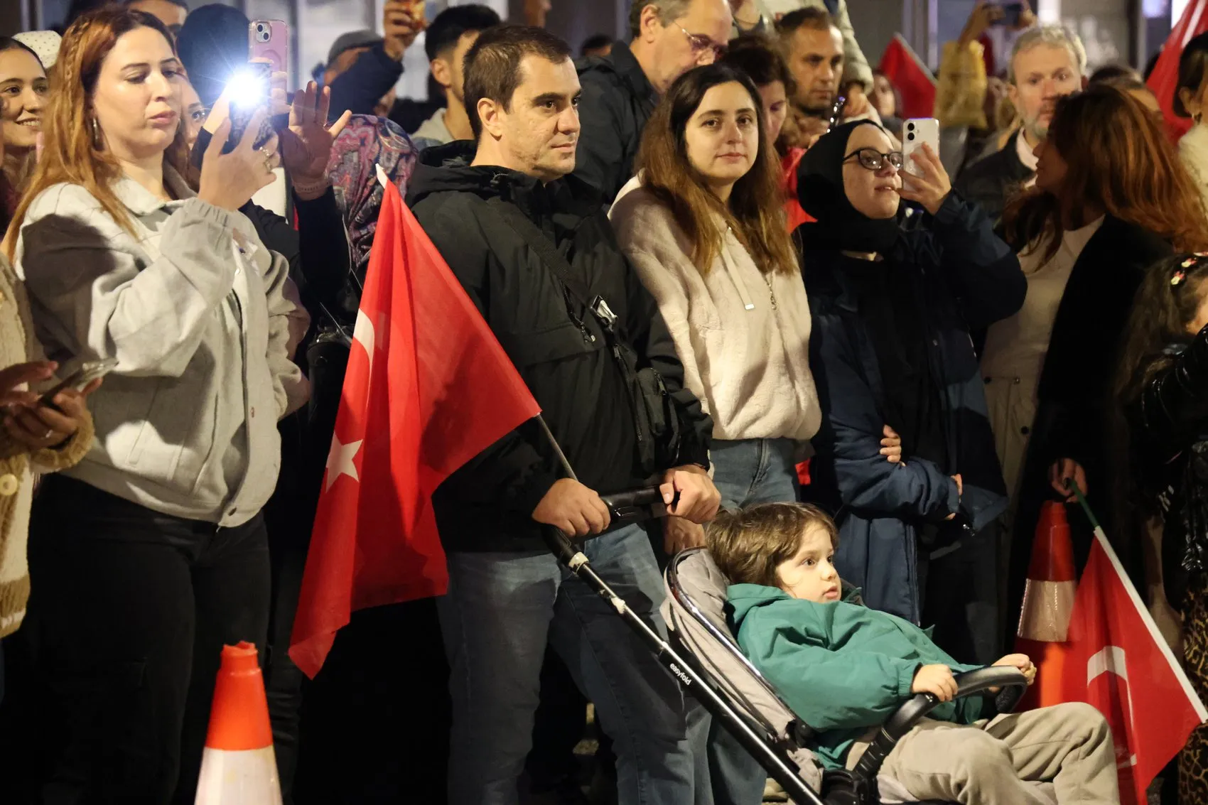 İzmir semalarında Cumhuriyet şöleni: 350 metrelik bayrakla dev yürüyüş