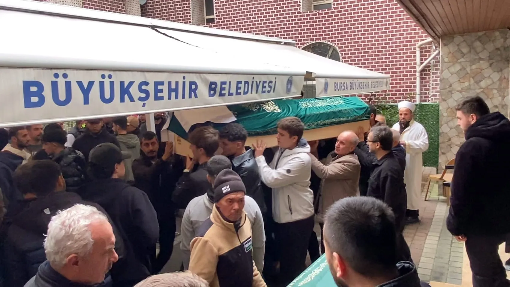 İnegöl'de genç yaşta veda: Arkadaşlarının omuzlarında son yolculuğuna uğurlandı