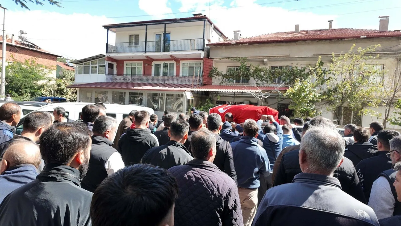 Emekliliğin ardından madene dönmüştü: İsa Olcay son yolculuğuna uğurlandı