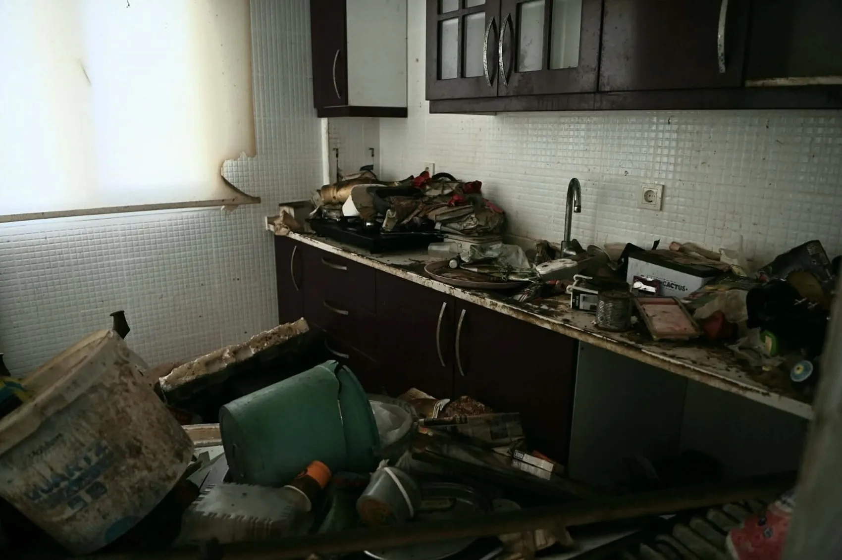 Kuşadası’nda bir mahalle kabusu sona erdi: 3 katlı evden çıkanlar şoke etti