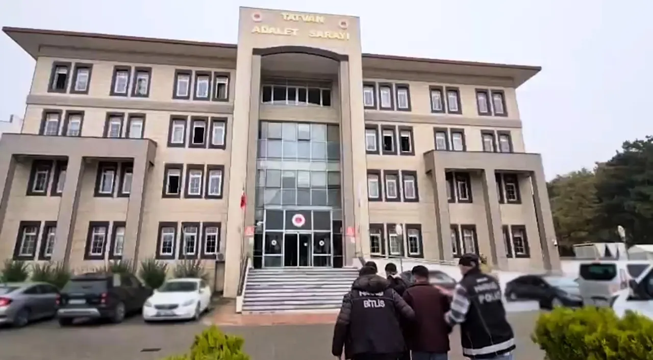 Tatvan girişinde narkotik operasyonu: Gizli bölmeye saklanan zehir yakalandı