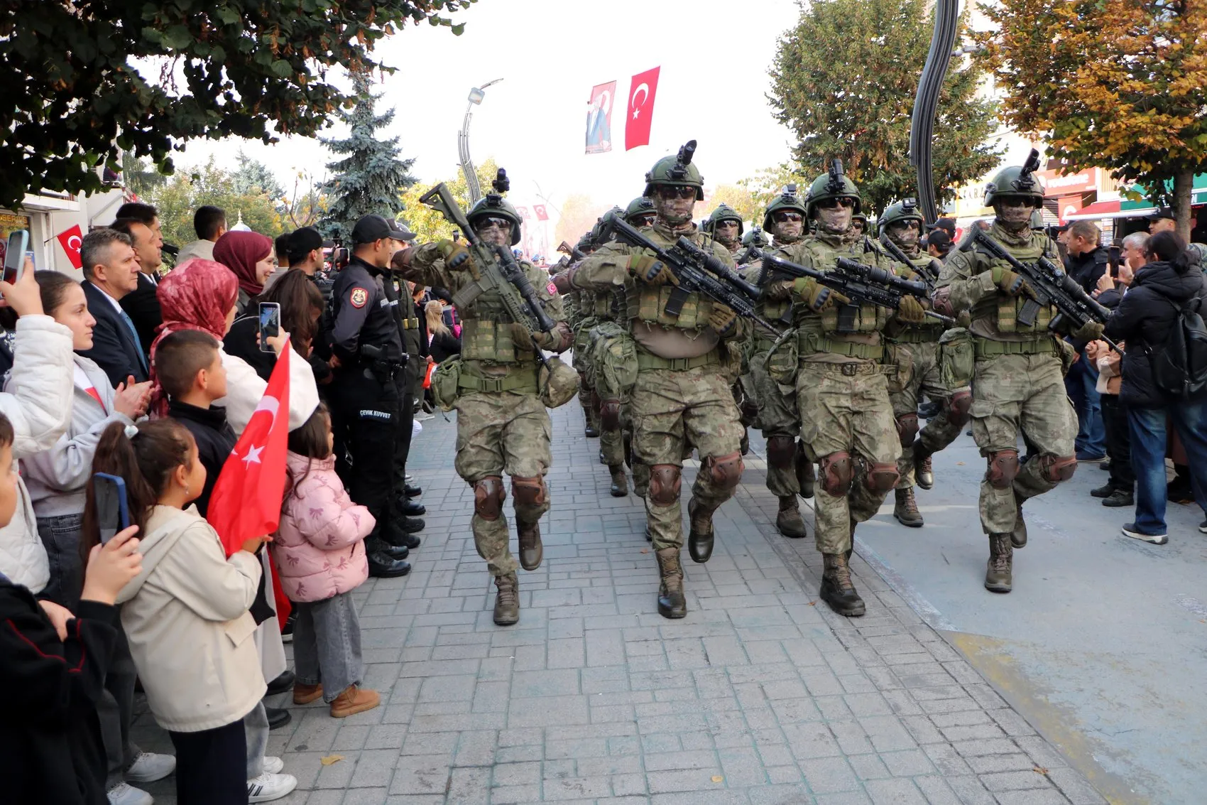 Bolu sokaklarında yankılanan o ses: Komandolar Cumhuriyet coşkusunu zirveye taşıdı
