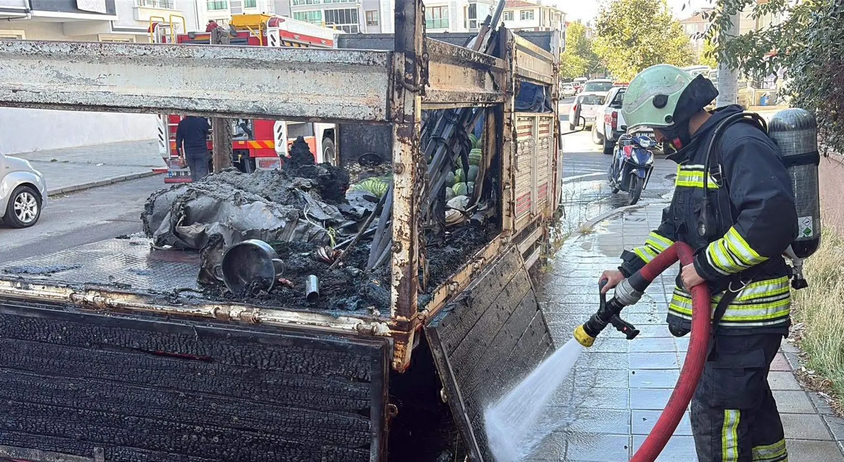 Çorlu'da sabah saatlerinde korkutan manzara: Karpuz yüklü araç alevlere teslim oldu
