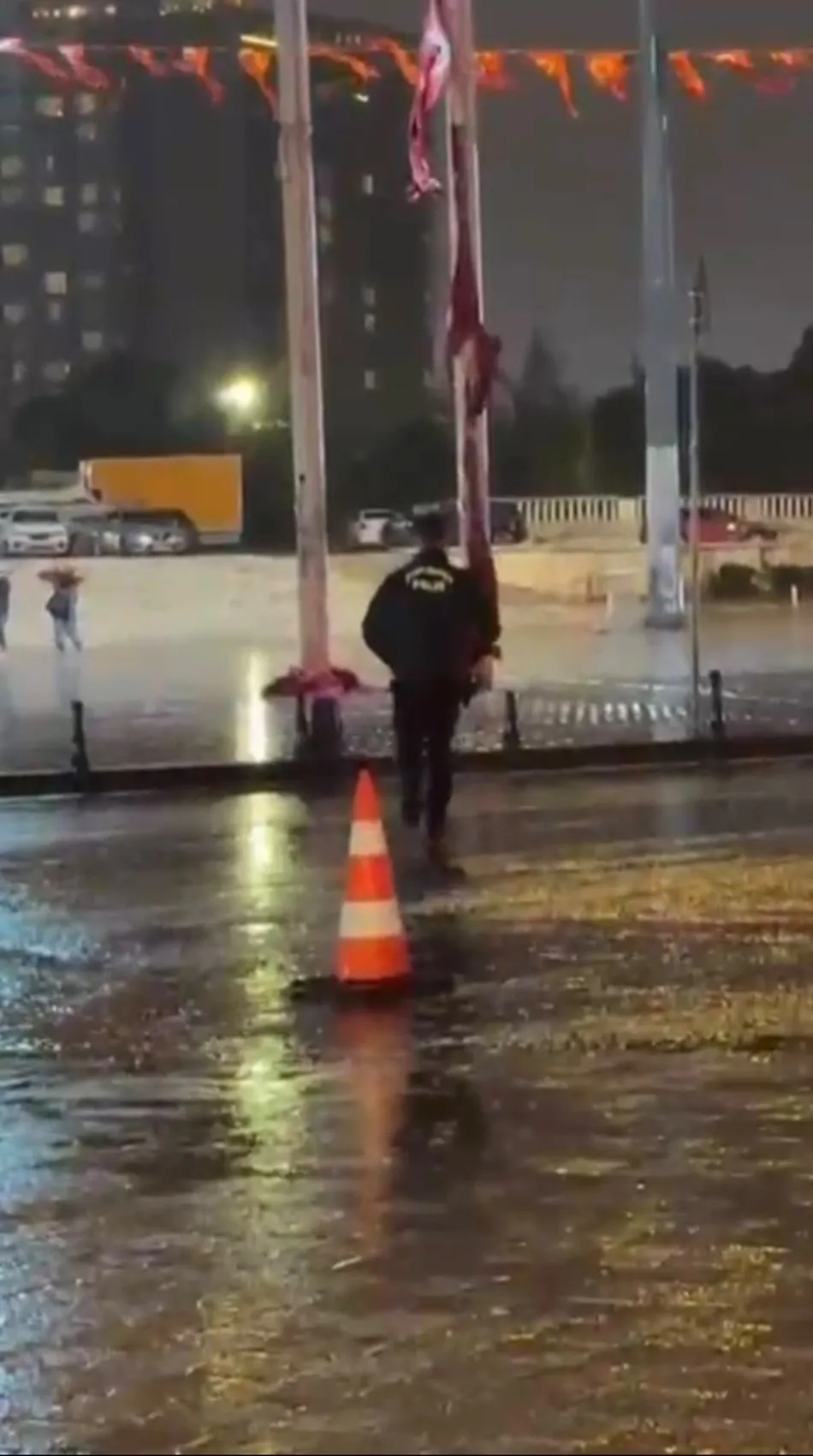 Taksim'de fırtınaya teslim olan bayrağı çevik kuvvet kurtardı
