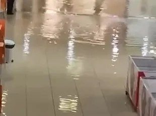 Armutlu'da dehşet anları: Sel suları hem aracı hem vatandaşı yuttu