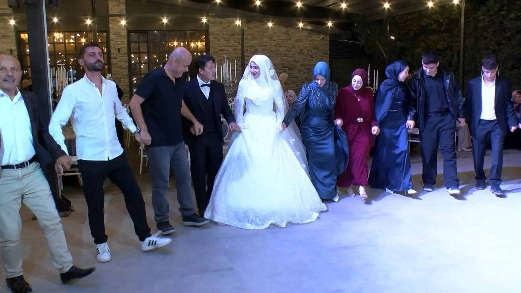 Bursa'dan Güney Kore'ye uzanan aşk: Trabzonsporlu damat horonla dünyaevine girdi