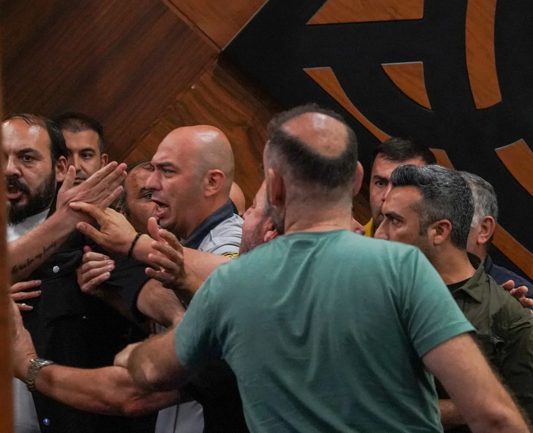 Konyaaltı'nda İpler Koptu: Belediye Meclisi'nde İstifa Sonrası Arbede
