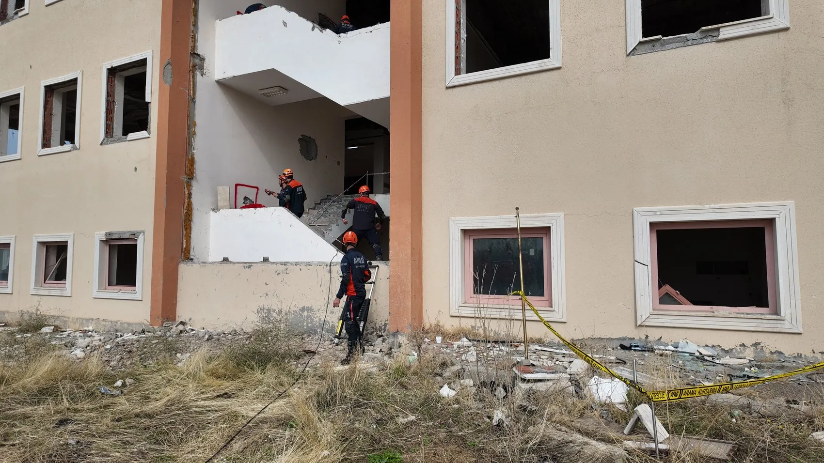 Bingöl'de 7 büyüklüğünde deprem alarmı: Sahra hastaneleri kuruldu, ekipler zamana karşı yarıştı