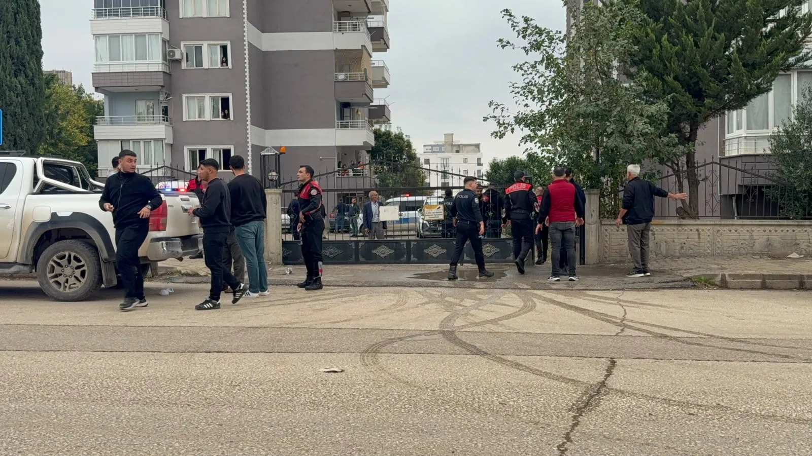 Adıyaman'da site sakinlerini sokağa döken gerginlik: 5 kişi emniyete götürüldü