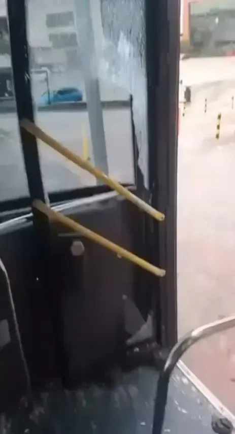 Bursa trafiğinde öfke patlaması: Yaya geçidinde otobüs camını yumrukla tuzla buz etti