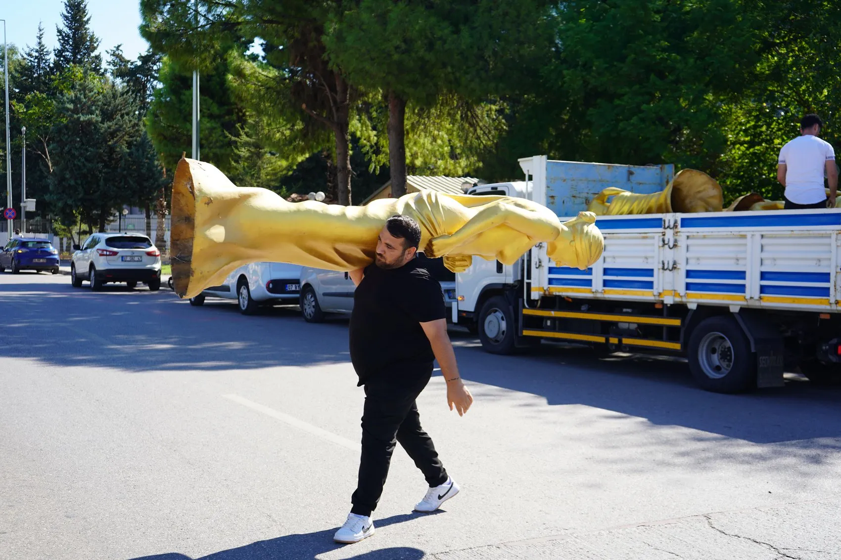 Antalya'nın sokaklarına sinema büyüsü yansıdı: Altın renkli Venüsler şehri kuşattı