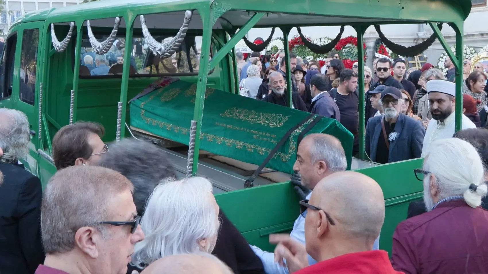 Tiyatro dünyasının koca çınarı Necla Uygur, hayat arkadaşına kavuştu