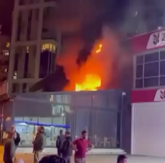 Esenyurt'ta restoran yangını: Alevlere müdahale eden çalışan hastanelik oldu