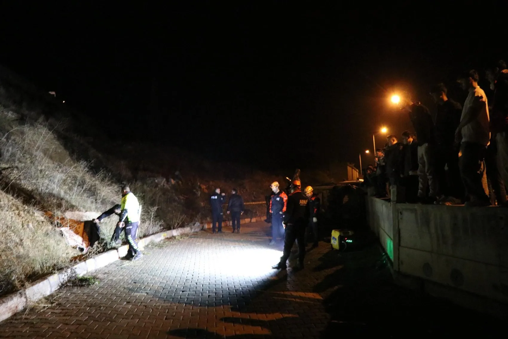 Oltu'da dehşet anları: Kontrolden çıkan araç uçuruma uçtu