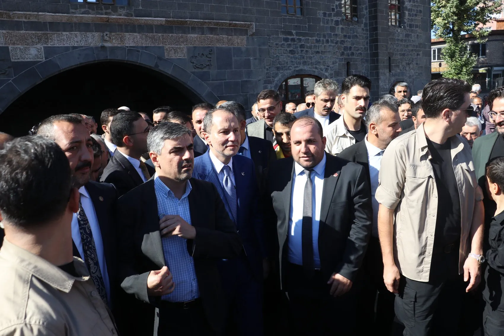 Fatih Erbakan'dan Diyarbakır'da kritik mesaj: Ana dil hakkı ve silahsızlanma vurgusu