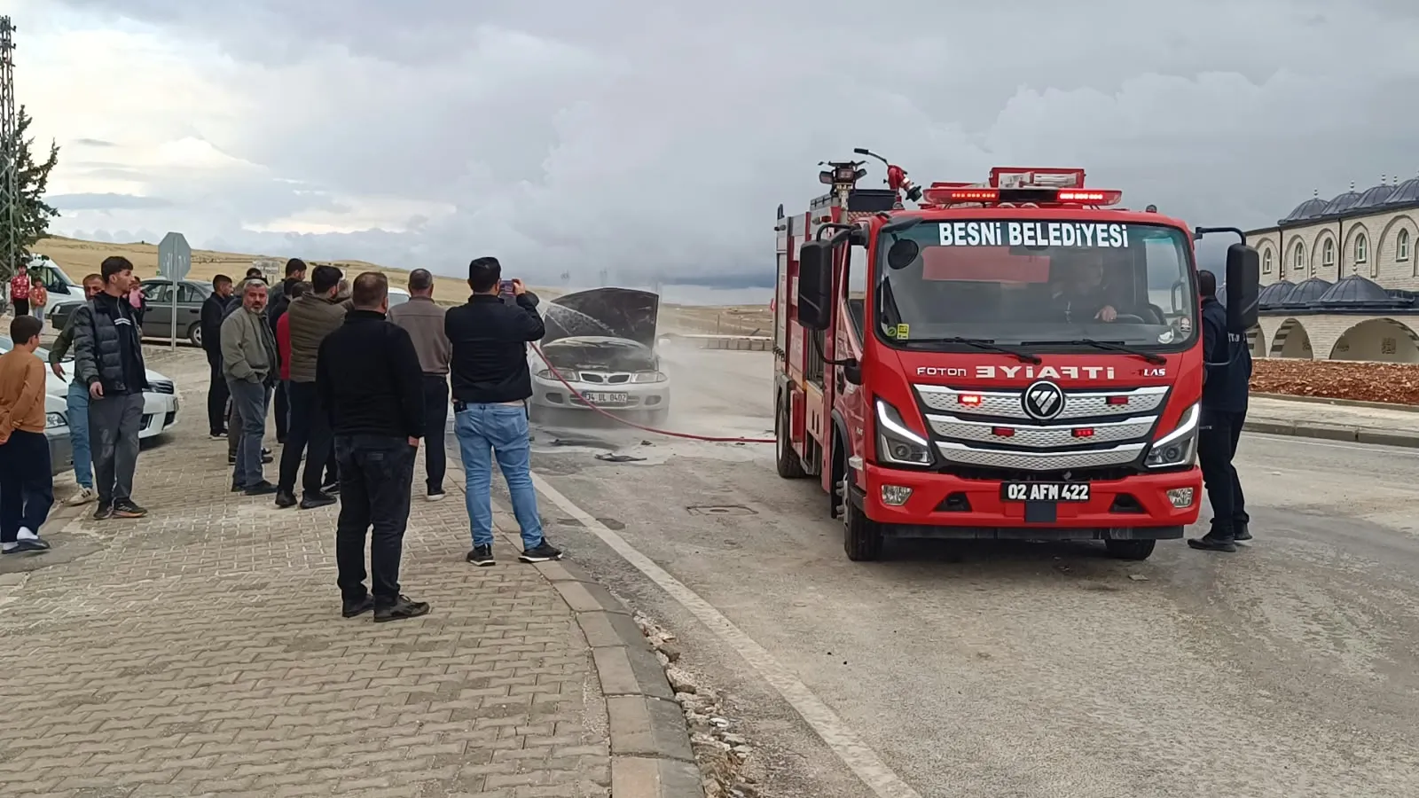 Besni'de korku dolu anlar: Seyir halindeki otomobil bir anda alev topuna döndü