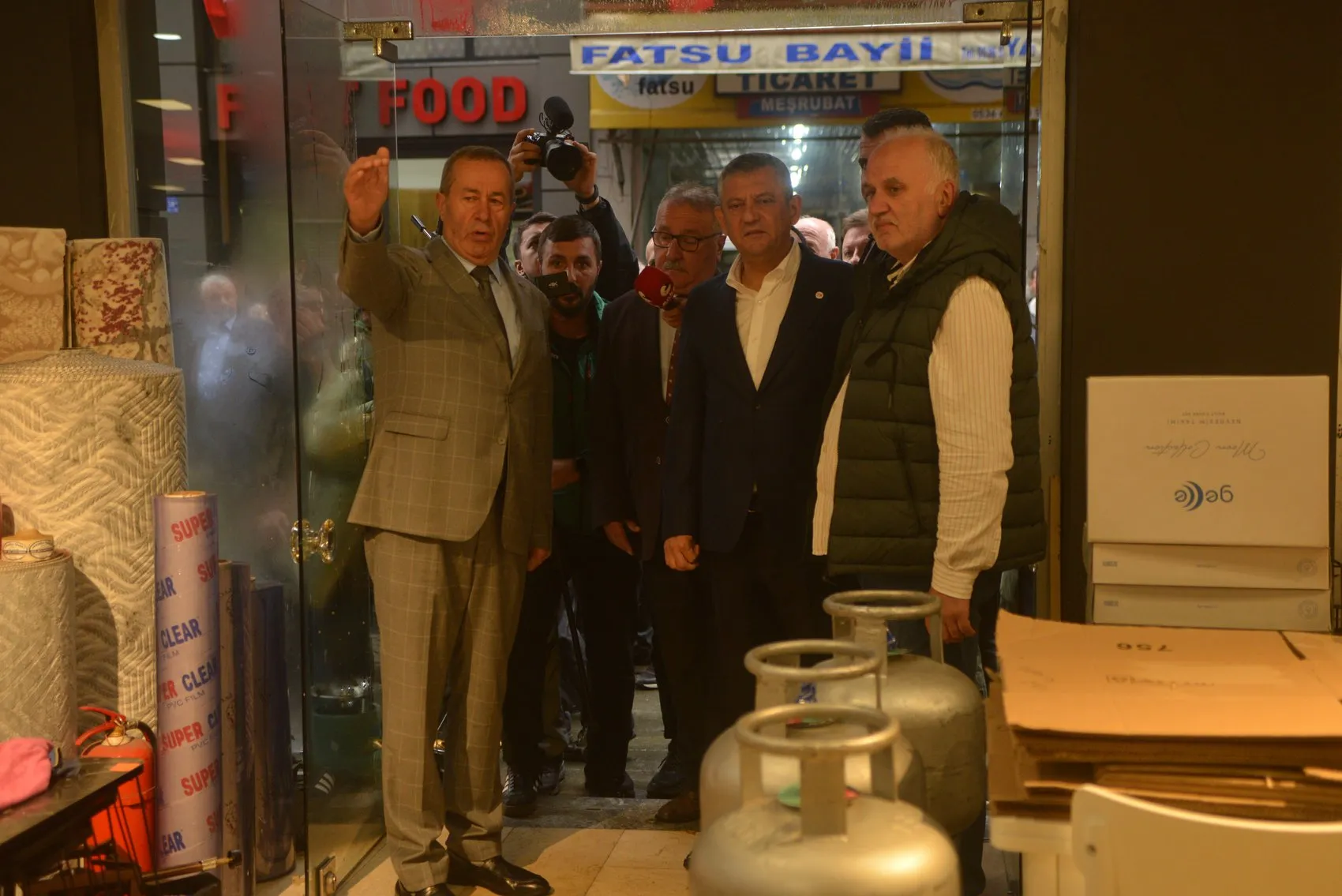 Sel felaketinin vurduğu Pazar'da Özgür Özel mesaisi: Esnafın derdini dinledi