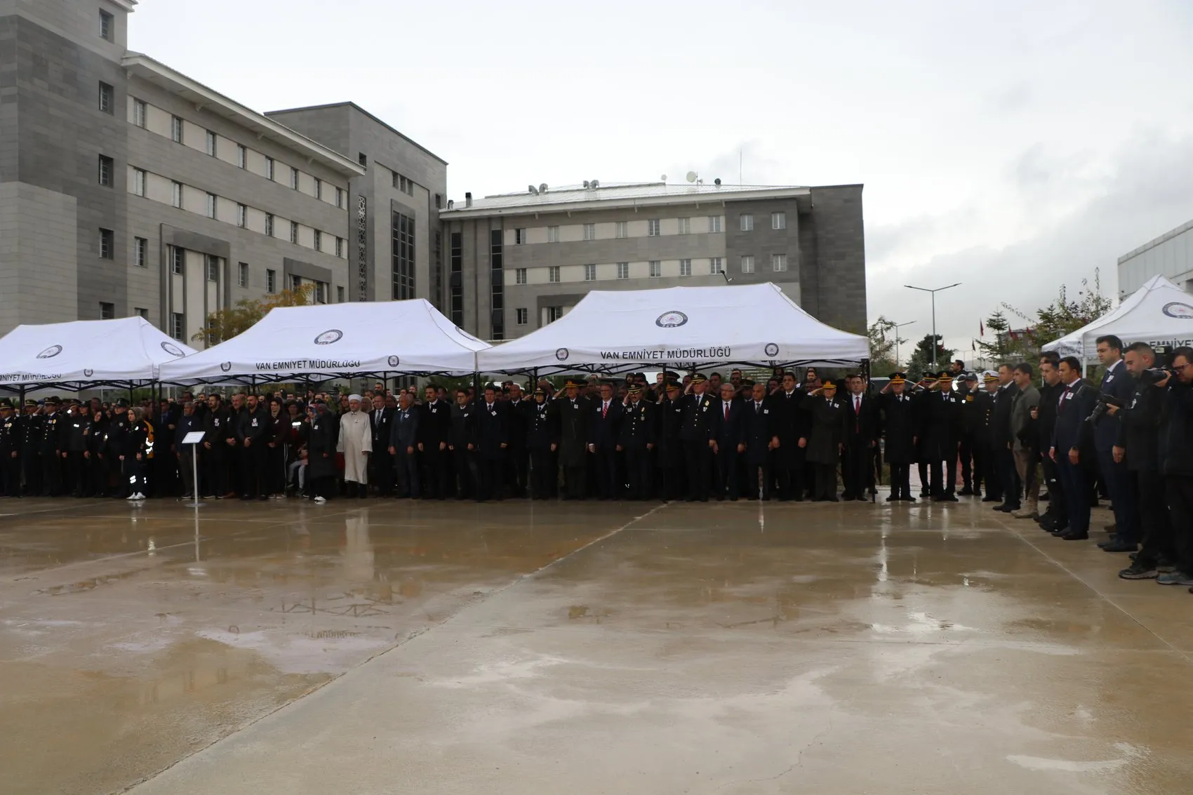 Görevi başında şehit düşen Tayfun Akalan son yolculuğuna gözyaşlarıyla uğurlandı