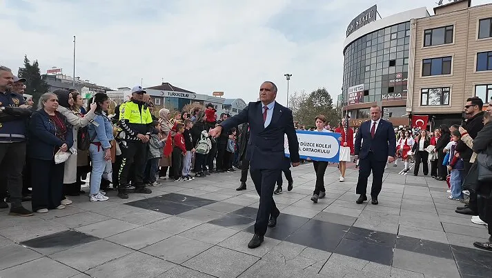 Düzce'deki tören geçişinde o isim yine tüm dikkatleri üzerine çekti