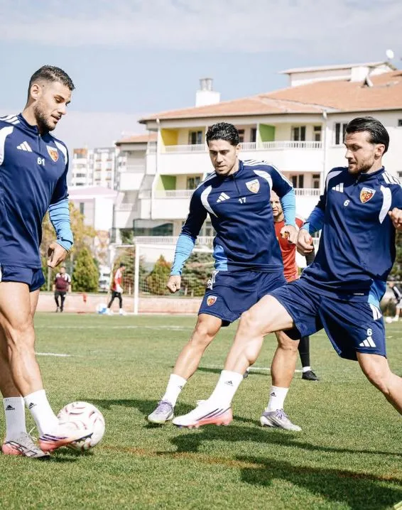 Zirve yolunda kritik viraj: Kayserispor İstanbul seferine çıktı