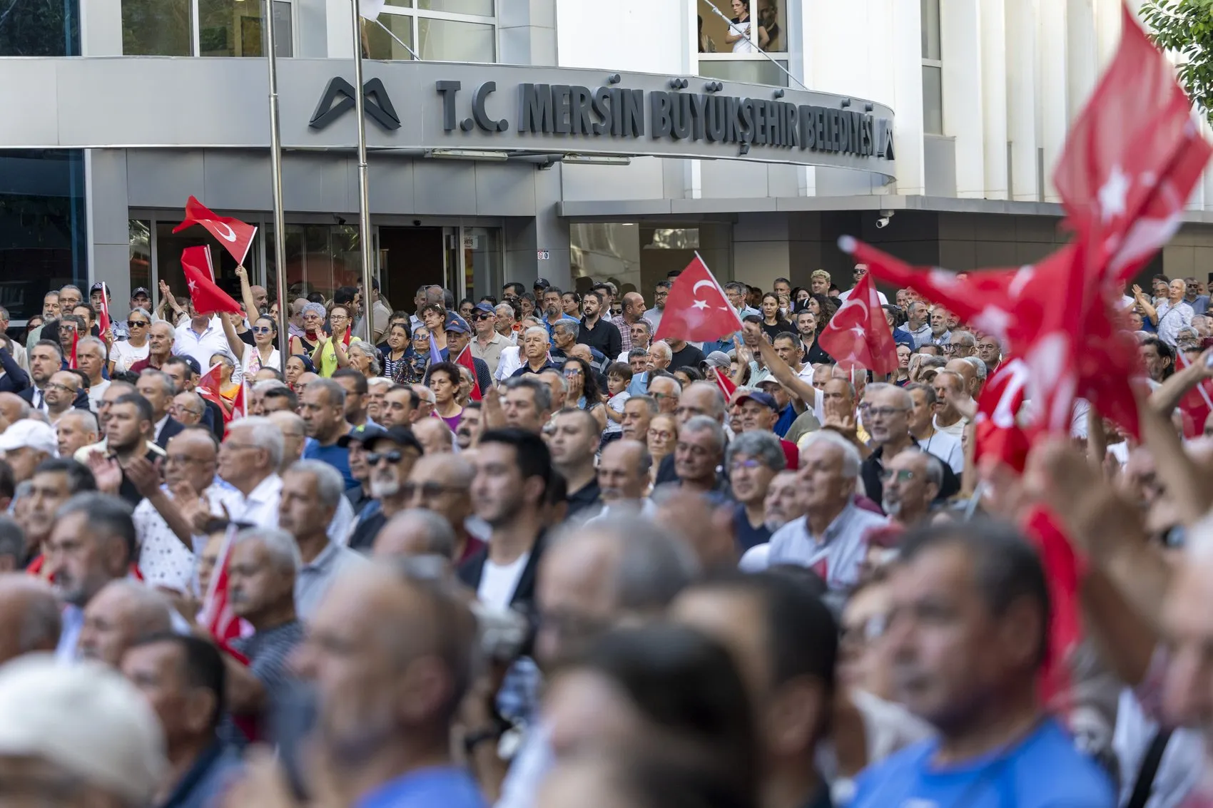 Özgür Özel'den Mersin'de sert çıkış: Erdoğan'ın yargılandığı hukuk nerede?