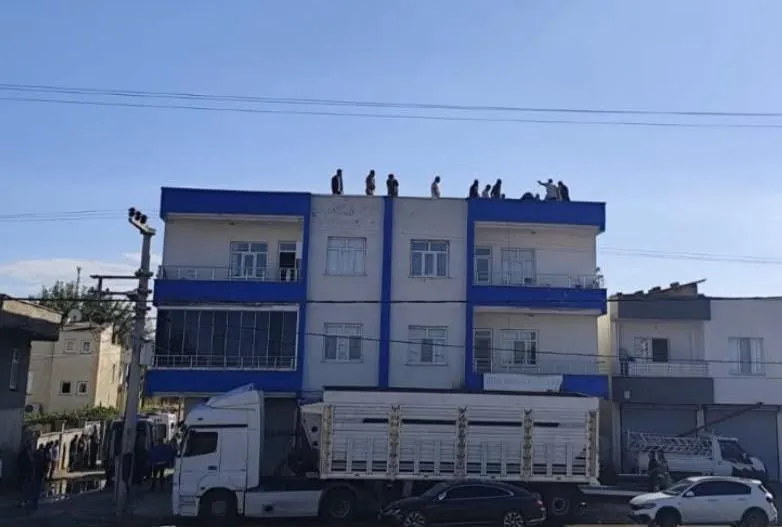 Bismil'de çatıdaki tamirat faciası: Yüksek gerilim hattı can aldı