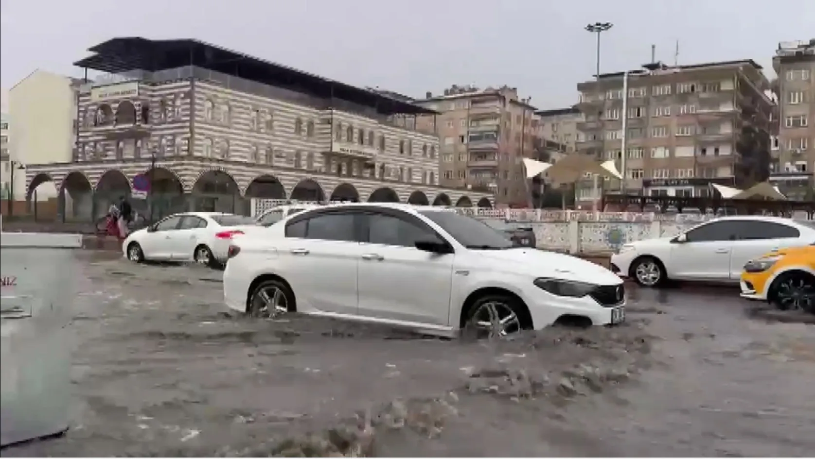 Diyarbakır'da gökyüzü karardı: Şiddetli sağanak hayatı felç etti