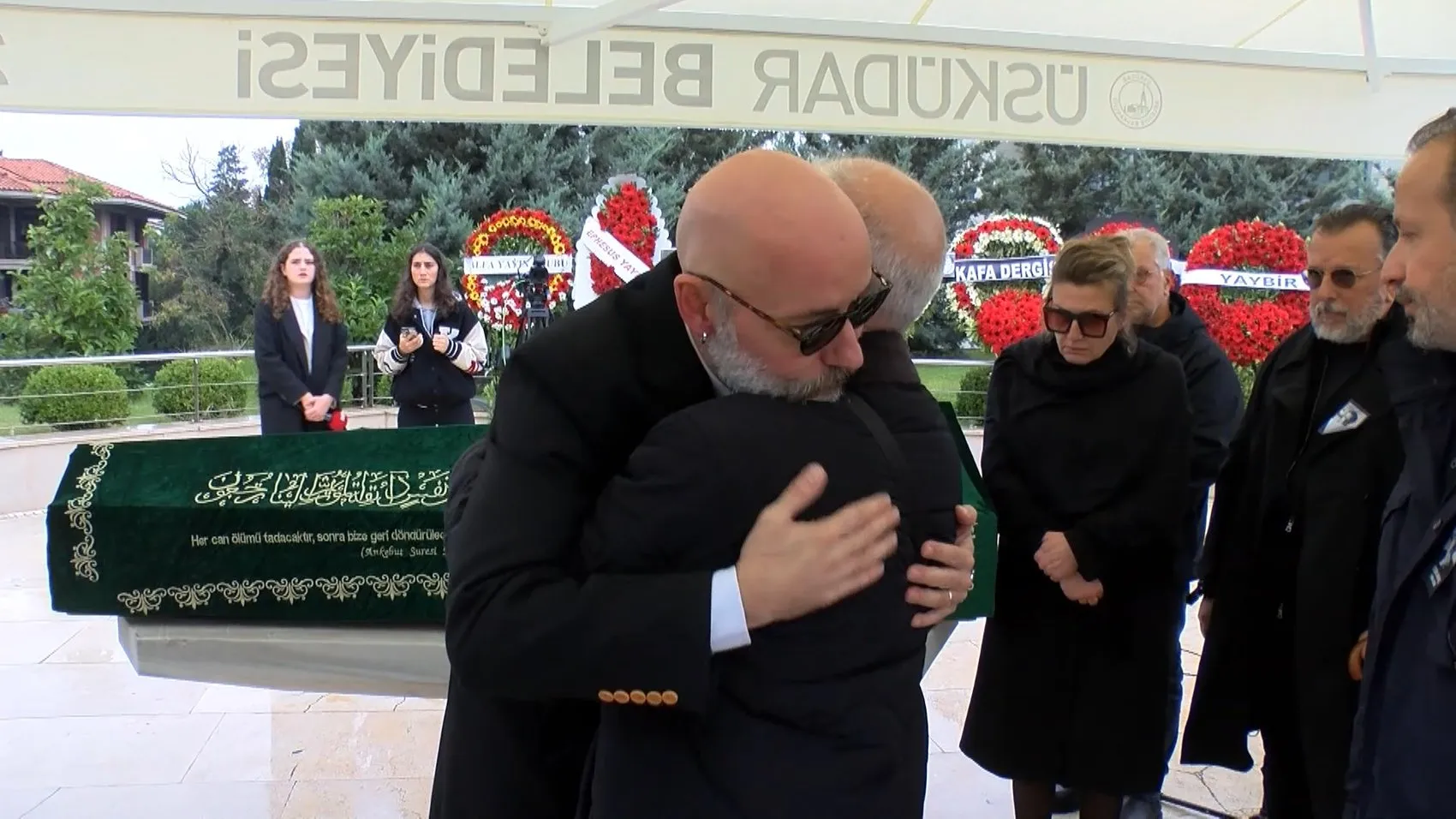Edebiyat dünyasını sarsan çifte acı: Cem Akaş son yolculuğuna uğurlandı