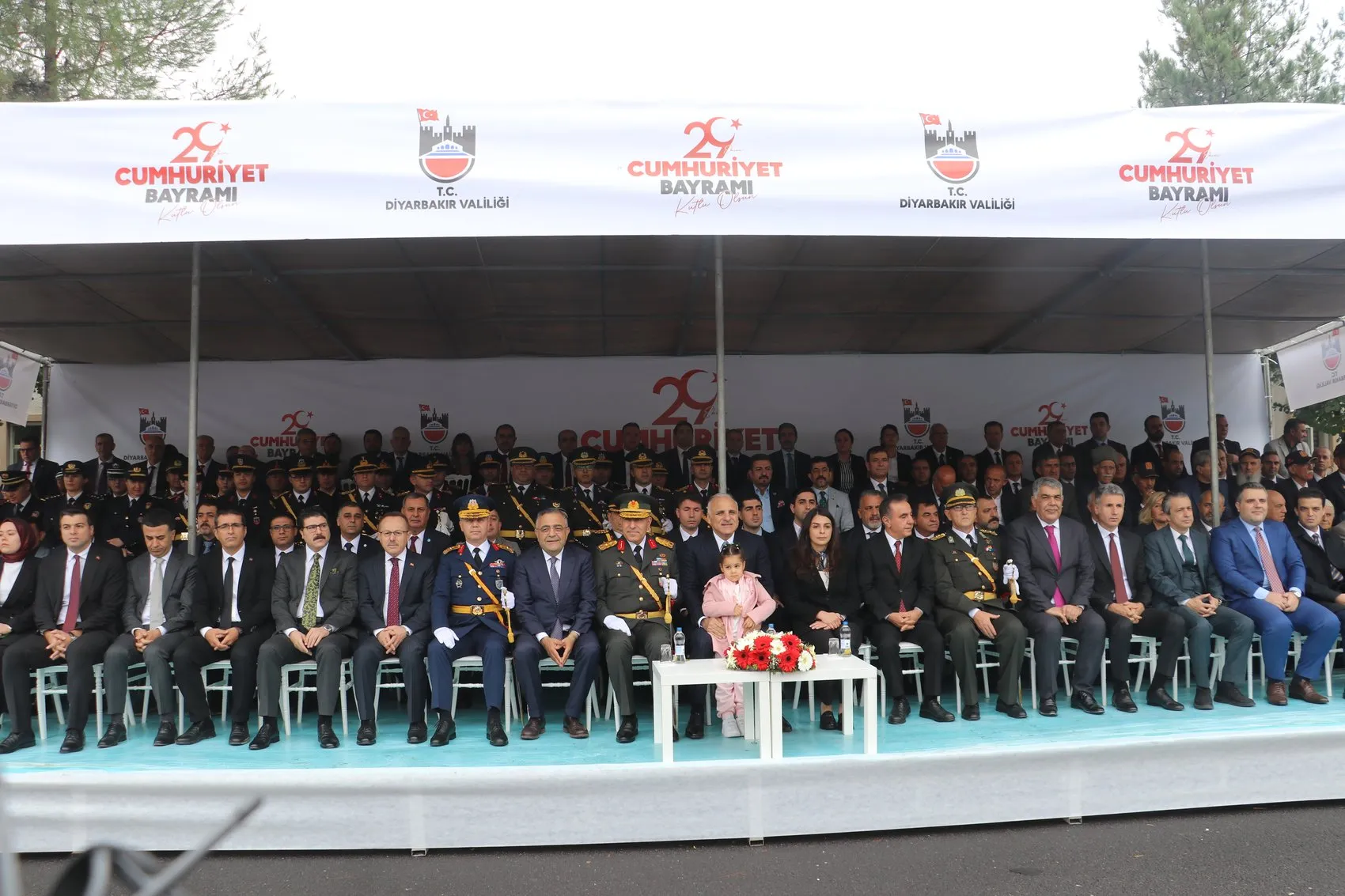 Diyarbakır'da Cumhuriyet Bayramı'nın en özel anı: Minik yüreğin İstiklal Marşı coşkusu
