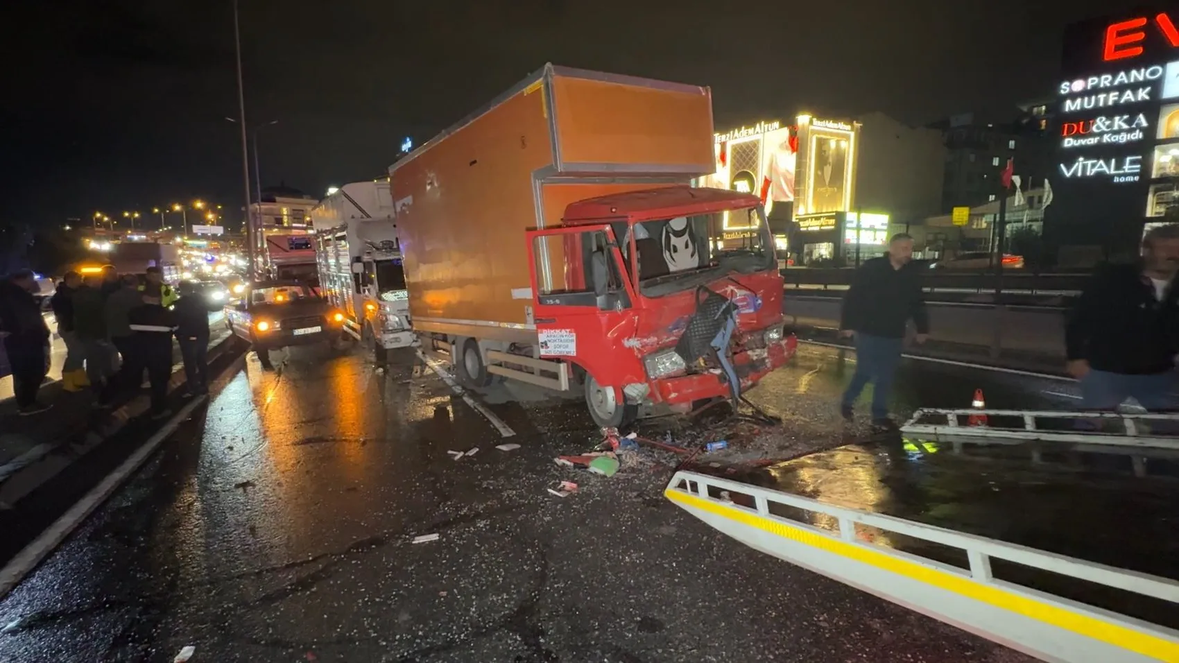 Avcılar'da geceyi kabusa çeviren zincirleme kaza: 4 yaralı