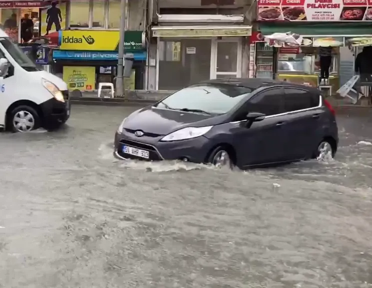 İstanbul'da gökyüzü boşaldı: Esenler'de yollar nehre döndü
