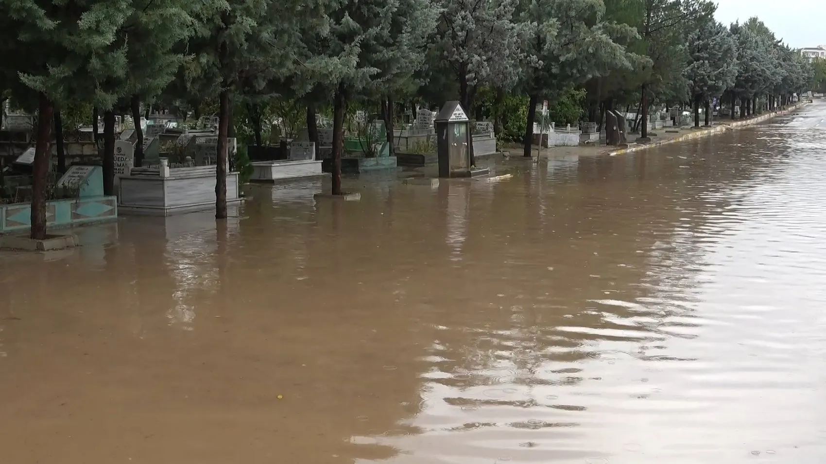 Diyarbakır'da sağanak felaketi: Mezarlık sular altında kaldı