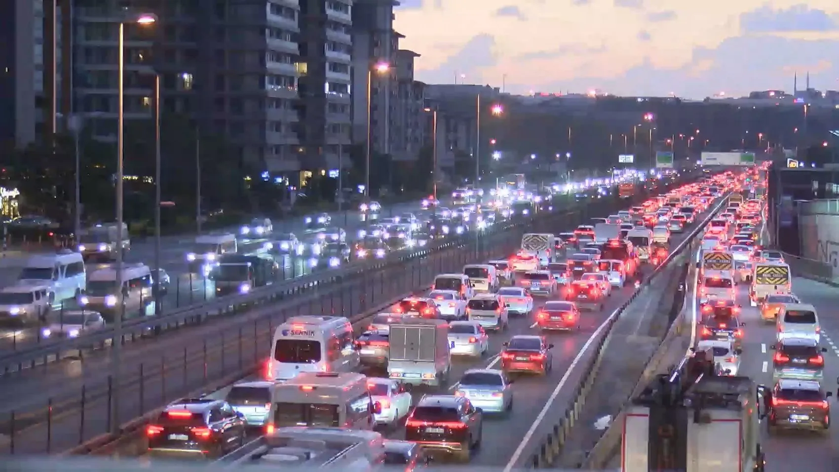 İstanbul trafiğinde akşam kabusu: Yüzde 71'lik kilitlenme havadan görüntülendi