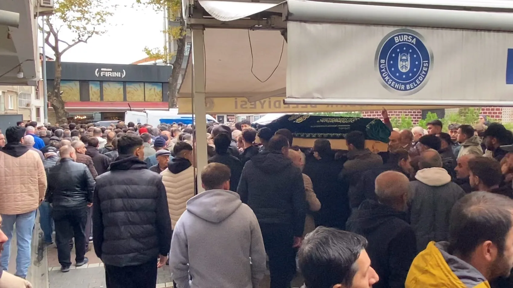İnegöl'de genç yaşta veda: Arkadaşlarının omuzlarında son yolculuğuna uğurlandı