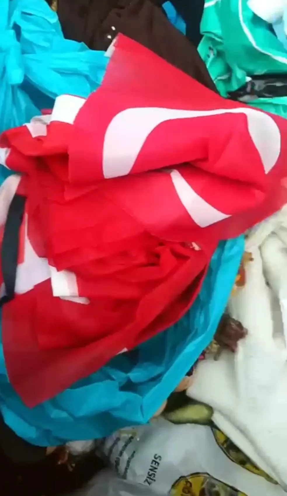 Kendi attığı bayrağı videoya çekip vatan hainliğiyle suçladı: Sosyal medya kurgusu polise takıldı