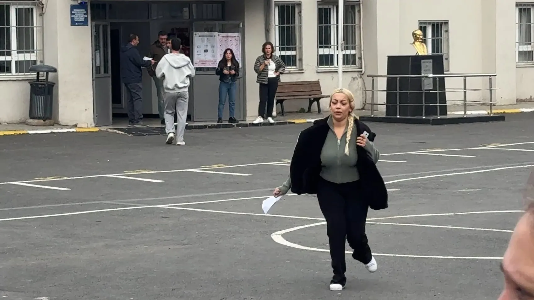 Sınav heyecanı hüsranla bitti: Yanlış binaya gitti, kapı yüzüne kapandı