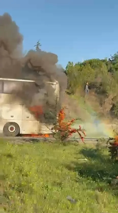 Bayrampaşa'da korku dolu anlar: Seyir halindeki otobüs alevlere teslim oldu