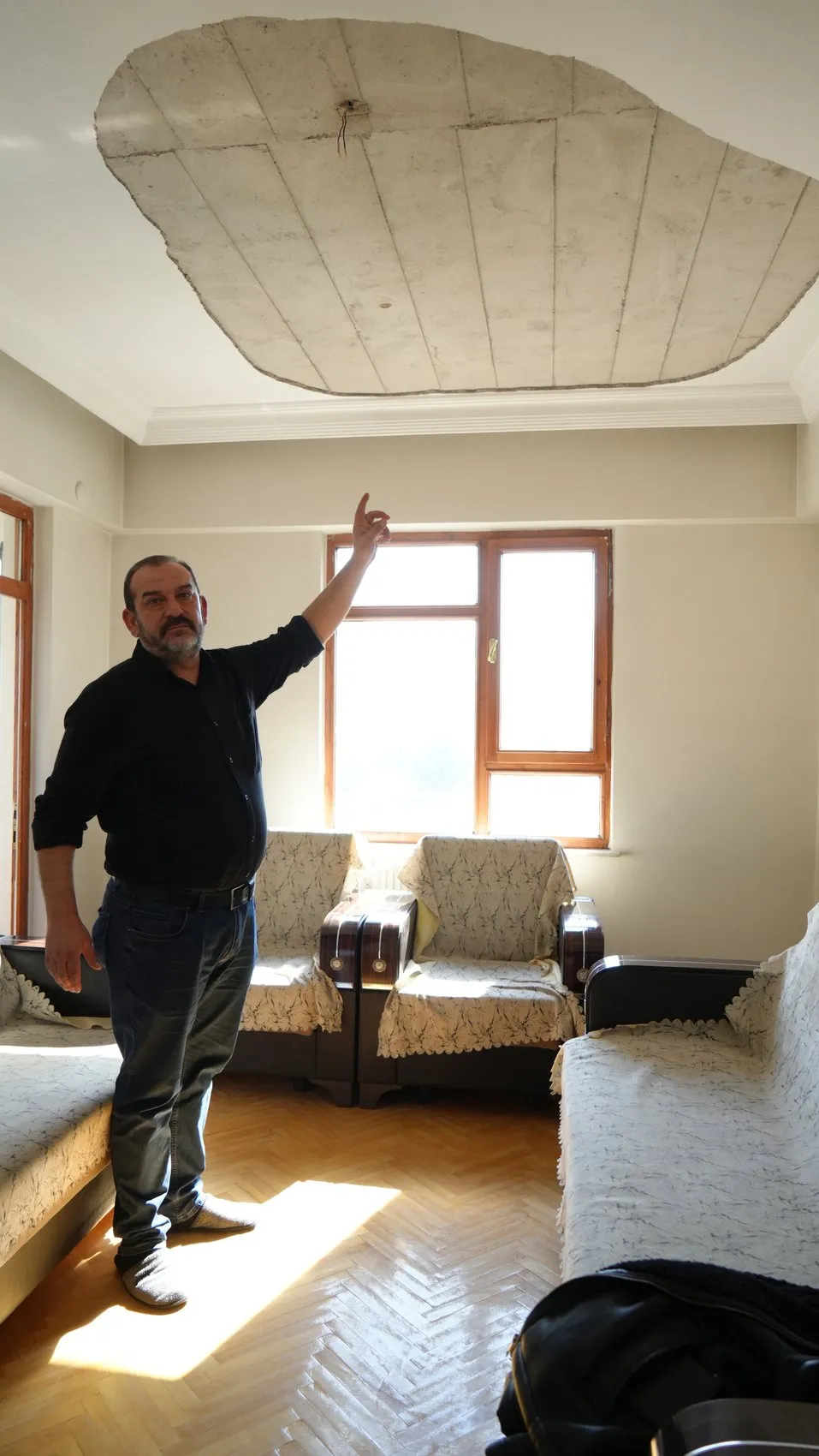 Kayseri'de evde oturduğu sırada dehşeti yaşadı: Tavandan kopan parçalar görme yetisini elinden aldı