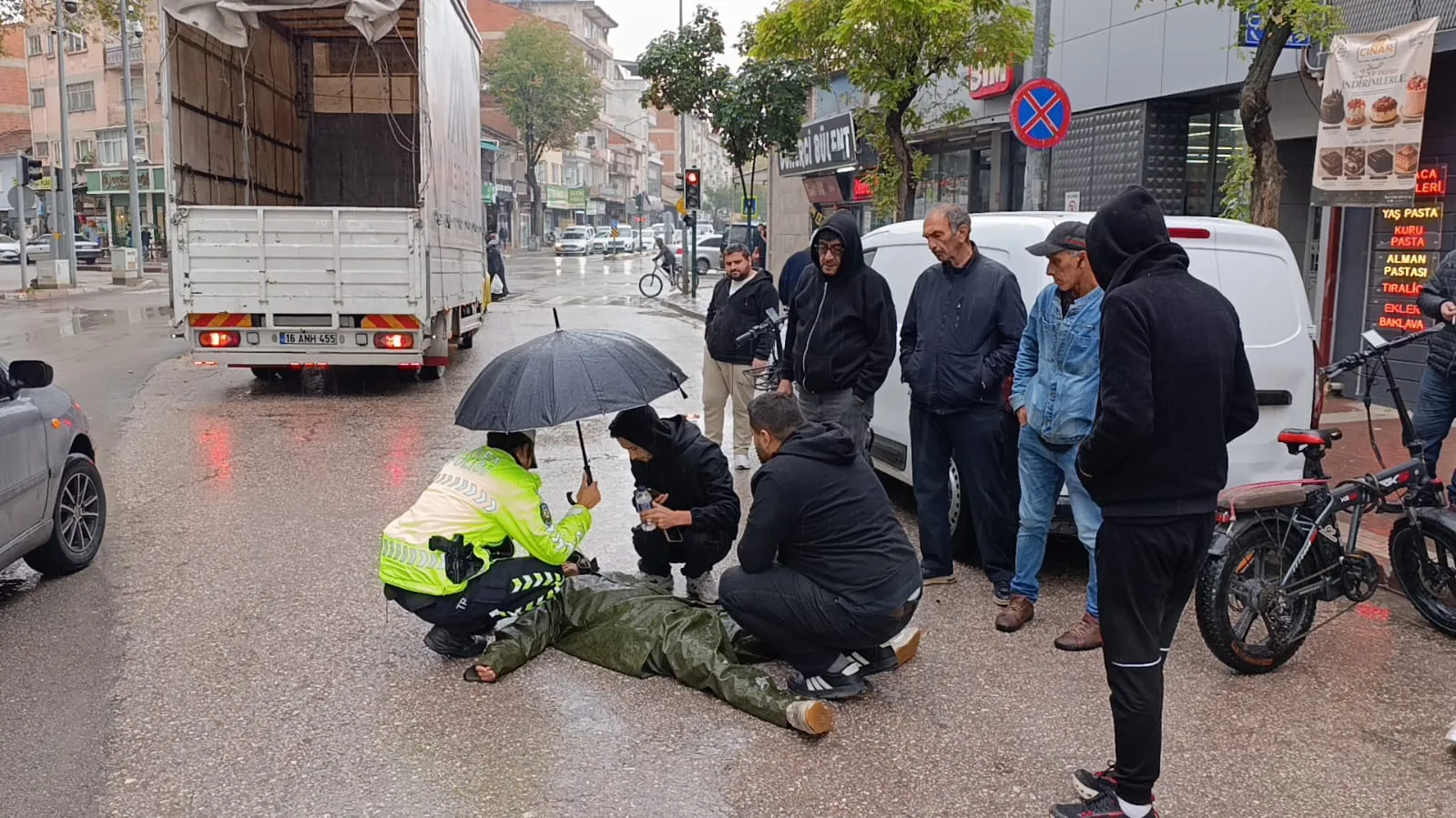 İnegöl'deki kazada yürekleri ısıtan görüntü: Yaralı genç için şemsiye nöbeti