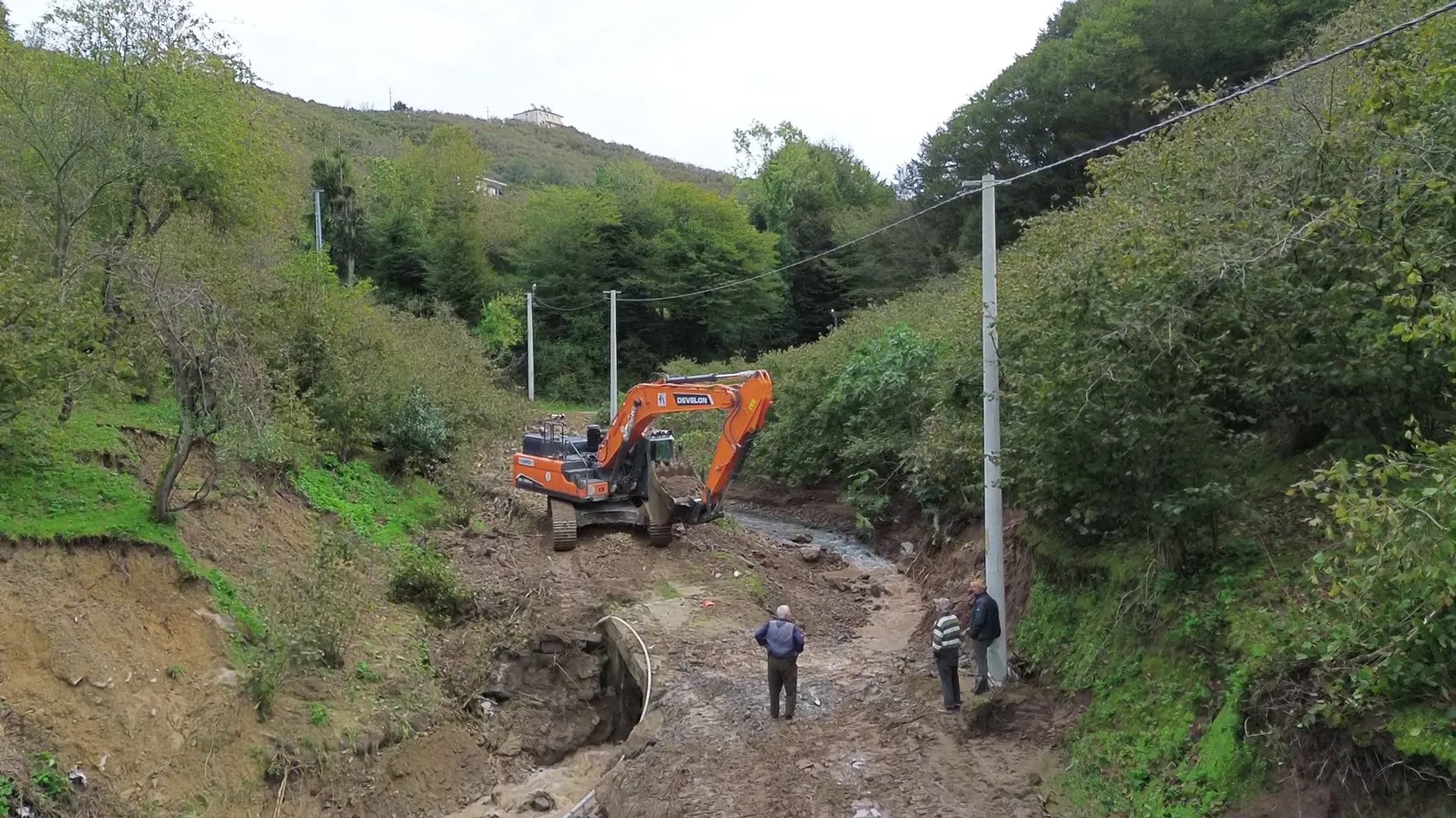 Karasu'da doğa felaketi: Üç köprü sulara teslim oldu