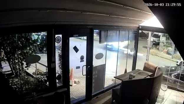 Ümraniye'de saniyelerle ölçülen kaza: Güvenlik kamerası o anları kaydetti