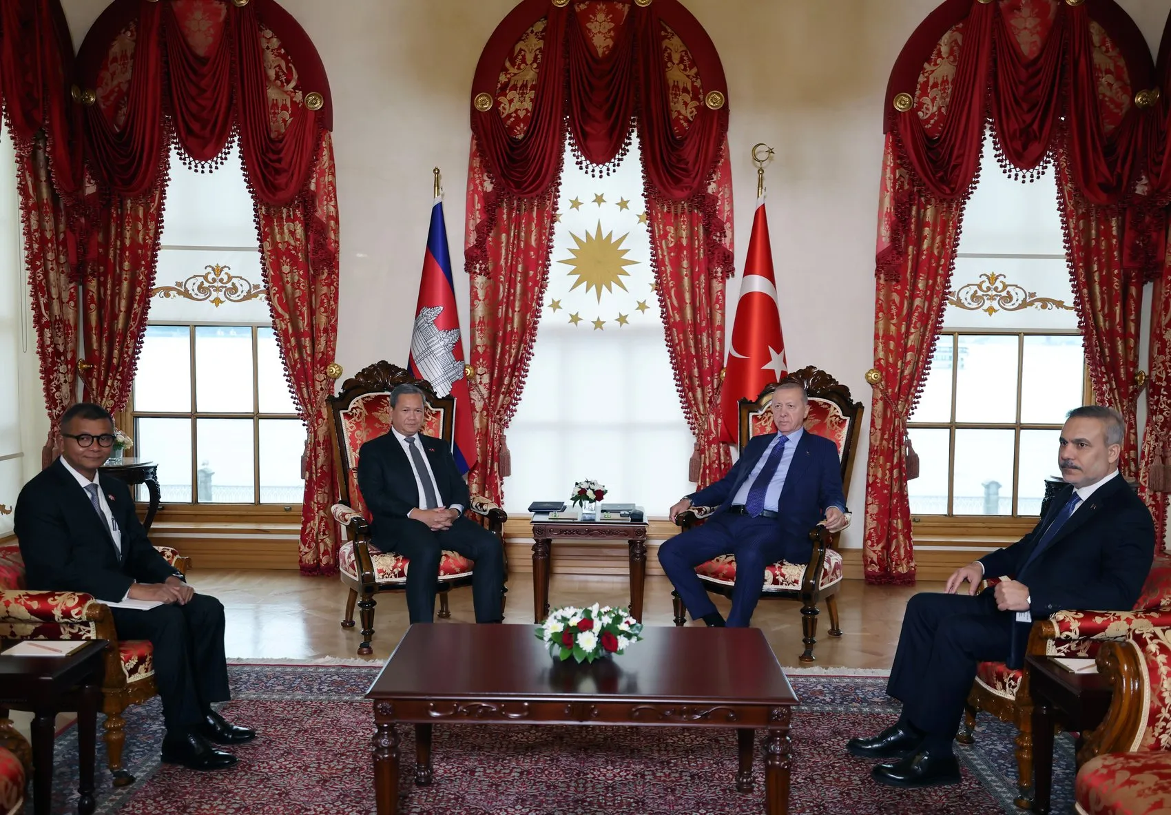 Dolmabahçe'de kritik diplomasi trafiği: Erdoğan ve Manet bir araya geldi