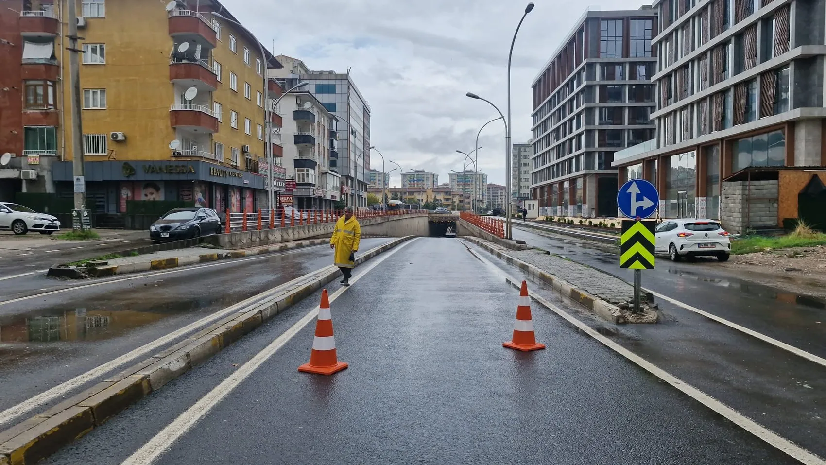 Diyarbakır'da sağanak kabusu: Köprüler yıkıldı, yollar çöktü