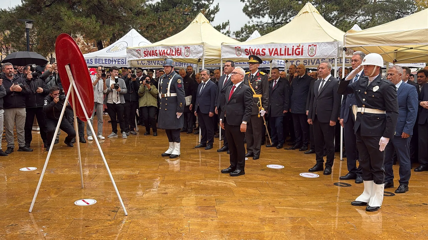Sivas'ta Cumhuriyet coşkusuna yağmur molası: Protokol zor anlar yaşadı