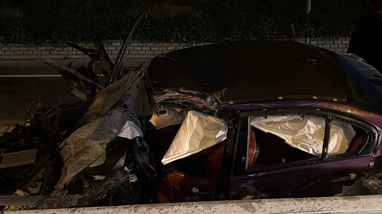 TEM Otoyolu'nda gece yarısı dehşeti: Bariyerlere saplanan otomobilden acı haber geldi