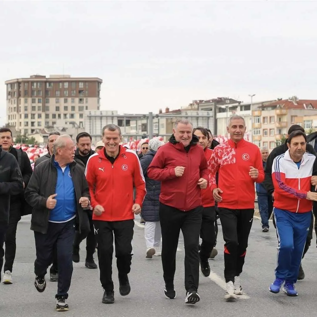 Zeytinburnu'nda Cumhuriyet coşkusu: 2 bin 26 sporcu 10 kilometrelik parkuru nefes nefese tamamladı