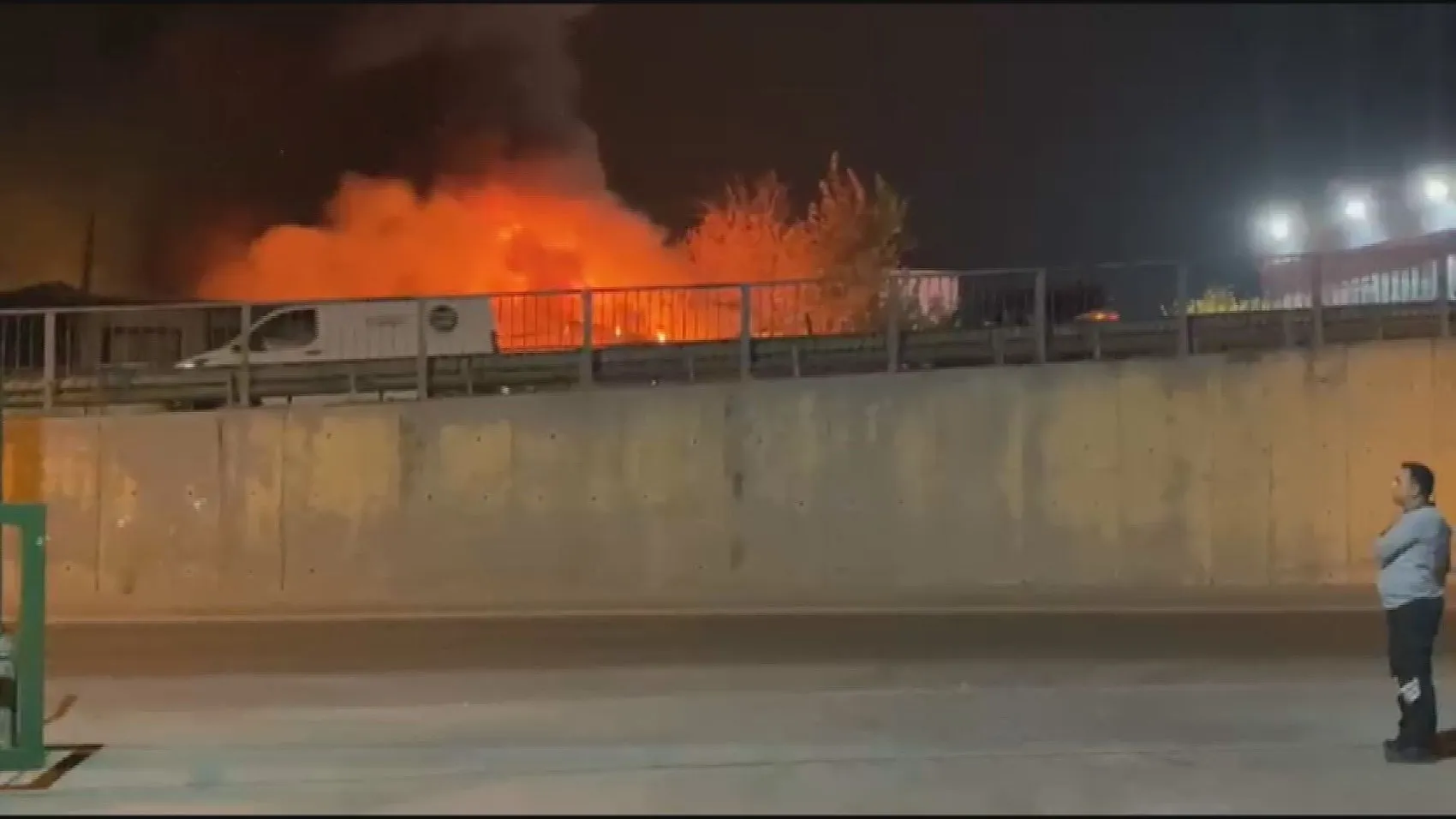 Esenyurt'ta gece yarısı kabusu: Mobilya atölyesi alevlere teslim oldu